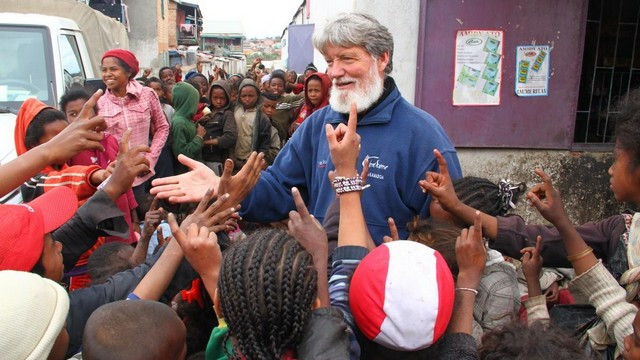 Peter Opeka med smetiščarskimi otroci (foto: Izidor Šček)