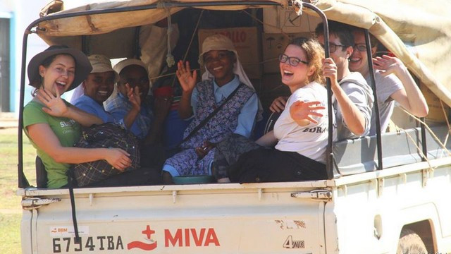 Veselje in Slovenci na Mivinem vozilu na Madagaskarju (foto: Izidor Šček)