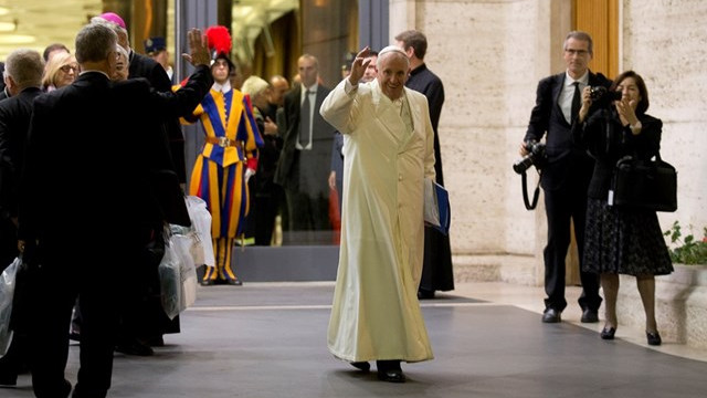 Papež odhaja iz sinodalne dvorane (foto: Radio Vatikan)