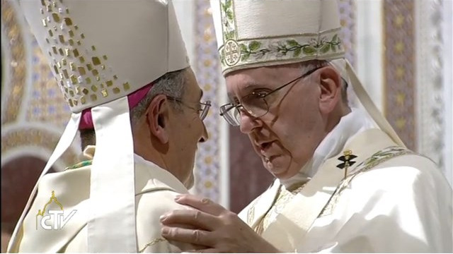 Papež pozdravlja novega škofa (foto: Radio Vatikan)