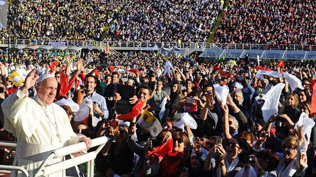 papež med verniki na stadionu (foto: Radio Vatikan)