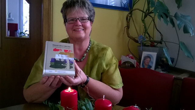 Ani Boštjančič, predsednica Katoliške akcije s knjigo duhovnih misli (foto: Matjaž Merljak)