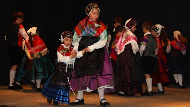 Otroci plešejo slovensko folkloro (foto: Svobodna Slovenija)