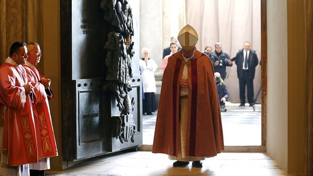 Papež odprl sveta vrata (foto: Radio Vatikan)