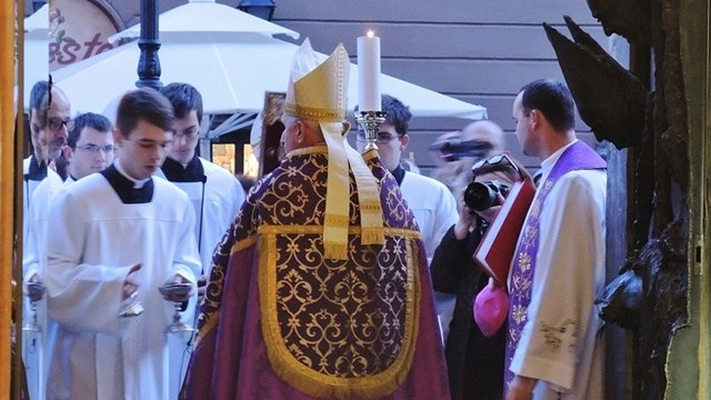 Nadškof Zore odprl sveta vrata v ljubljanski stolnici (foto: p. Ivan Rampre)