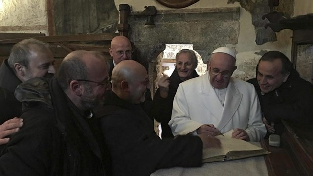 Papež v Grecciu (foto: Radio Vatikan)