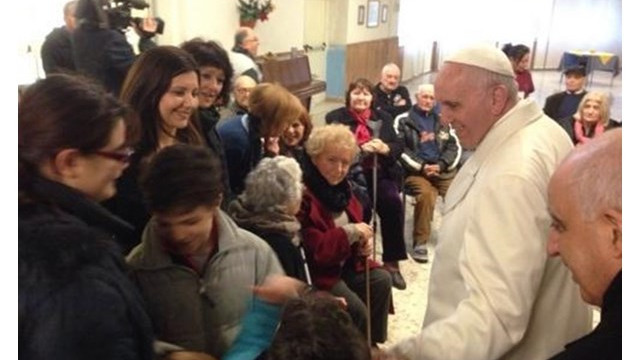 Papež med ostarelimi (foto: Radio Vatikan)