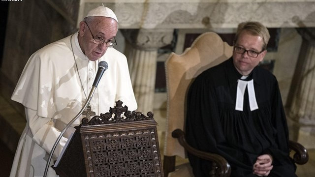 Papež med obiskom luteranske cerkve v Rimu, 2015 (foto: Radio Vatikan)