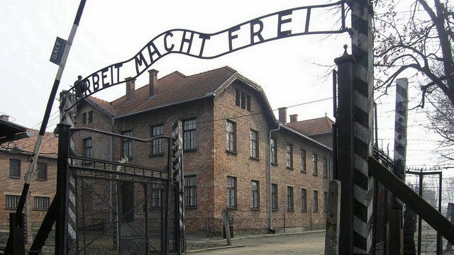 Vhod v taborišče Auschwitz. (foto: Urška Hrast)