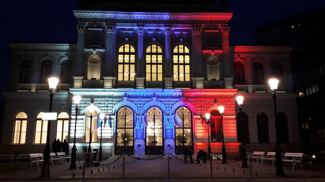 Prenovljena Narodna galerija v soju slovenske zastave. (foto: Rok Hrast)