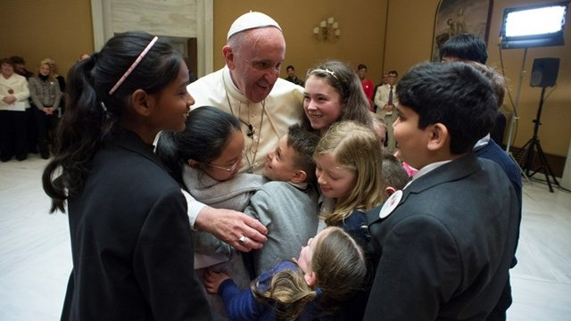 Papež z otroki (foto: Radio Vatikan)