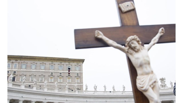 Znamenje križa na Trgu svetega Petra v Vatikanu (foto: ANSA)