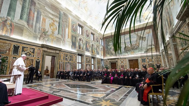 Papež nagovarja udeležence kongresa Papeške akademije za življenje (foto: Radio Vatikan)