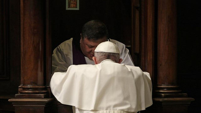 papež pri sveti spovedi (foto: Radio Vatikan)