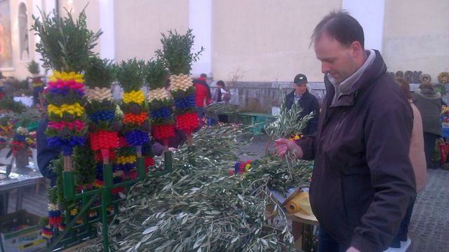 Tradicijo izdelovanja butaric prenašajo tudi moški. (foto: Urška Hrast)