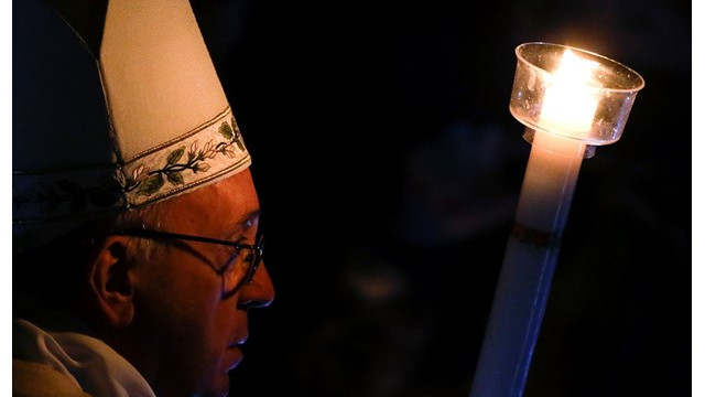 Papež pri velikonočni vigiliji (foto: Radio Vatikan)