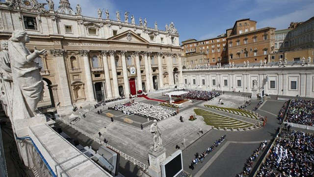 Sveta maša v Vatikanu na nedeljo Božjega usmiljenja (foto: RV/Reuters)
