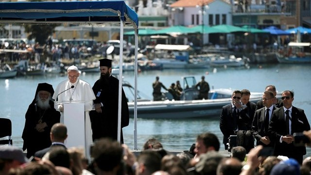 Papež na Lezbosu (foto: Radio Vatikan)