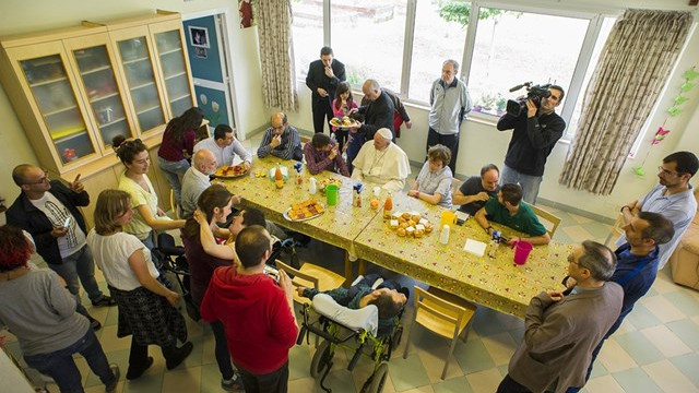 Papež v skupnosti Zrno (foto: Radio Vatikan)