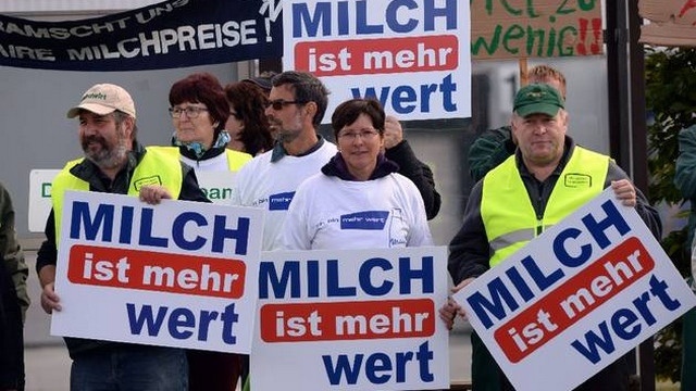 Protest zaradi padanja cen mleka (foto: moz.de)