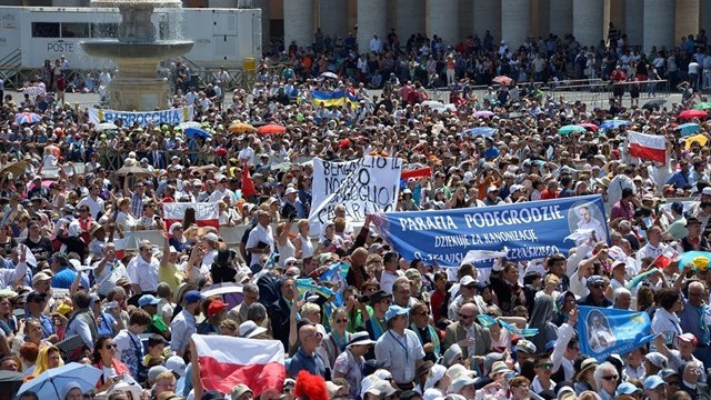 Množica vernikov na trgu sv. Petra (foto: Radio Vatikan)