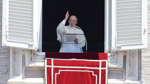 Papež med opoldanskim nagovorom (foto: RV/AP)