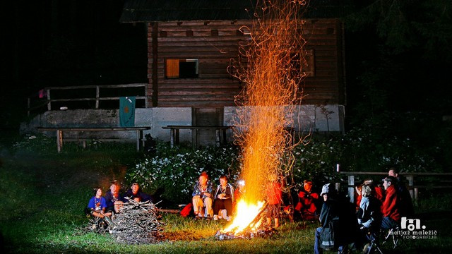 Odrasli skavti zbrani ob večernem ognju (foto: Matjaž Maležič)