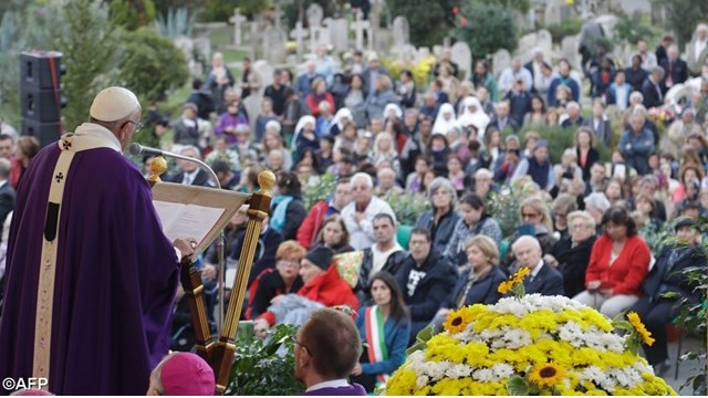 Papež med sveto mašo na pokopališču (foto: Radio Vatikan)