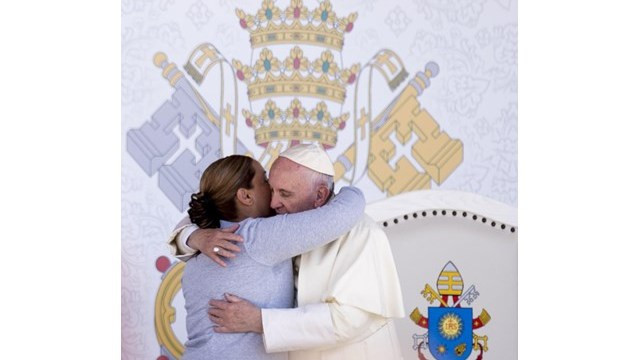 Papež pozdravlja zapornico v Mehiki (foto: Radio Vatikan)