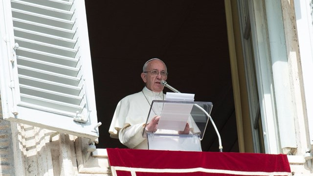Papež Frančišek pred molitvijo Angelovega češčenja. (foto: Radio Vatikan)
