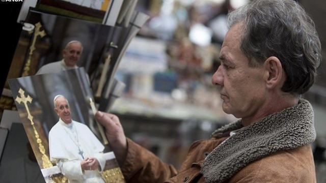 Brezdomci s papežem (foto: Radio Vatikan)