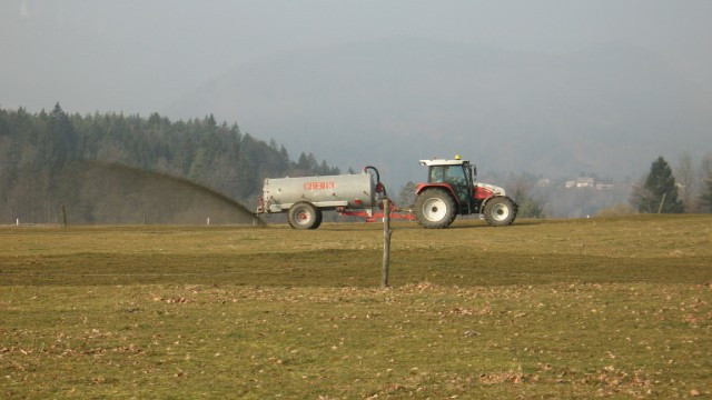 Gnojenje s tekočimi gnojili Gnojenje s tekočimi gnojili (foto: pef.uni-lj.si)