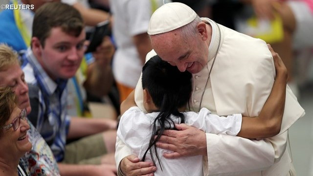 Papež pozdravlja vernike (foto: Radio Vatikan)