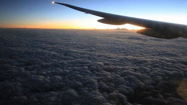 Pogled z letala na prebujajoče se jutro (foto: Izidor Šček)