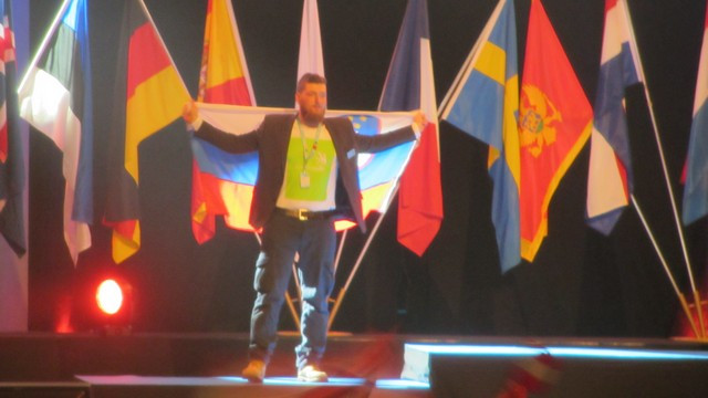 Rok Verstovšek Tanšek ponosen ob prevzemu medalj (foto: Nataša Ličen)