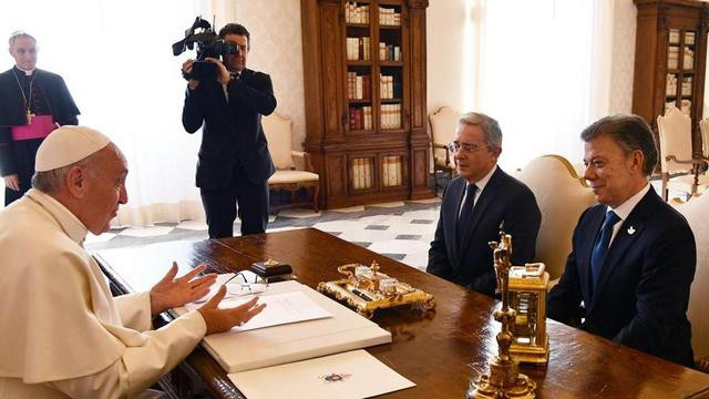 Papež s predsednikom Santosom in nekdanjim predsednikom Uribejem (foto: Radio Vatikan)