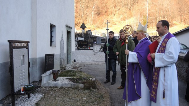 Nadškof Zore v Kropi blagoslovil ploščo nerojenim (foto: p. Ivan Rampre)