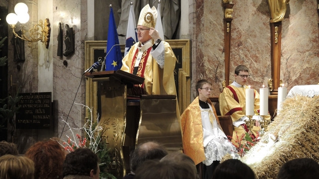 Nadškof Zore bed polnočnico (foto: p. Ivan Rampre)