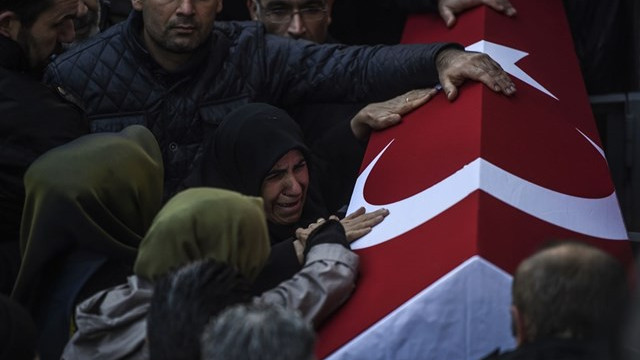Družine žrtev napada v Carigradu Družine žrtev napada v Carigradu (foto: AFP/Radio Vatikan)