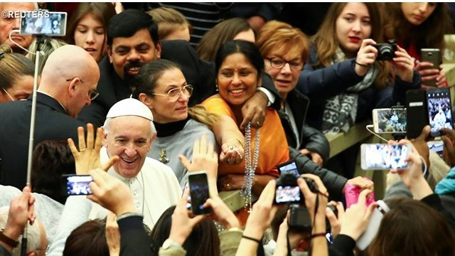 Papež Frančišek med avdienco (foto: Radio Vatikan)