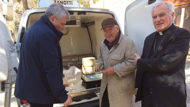 Nadškof Krajevski kupuje prehrambene izdelke na potresnem območju (foto: Vatican Insider)