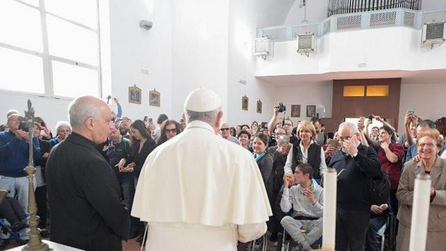 Papež na obisku v zavodu za slepe in slabovidne (foto: Vatican insider)
