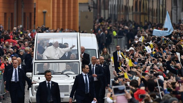 Papež v Carpiju (foto: RV/AFP)