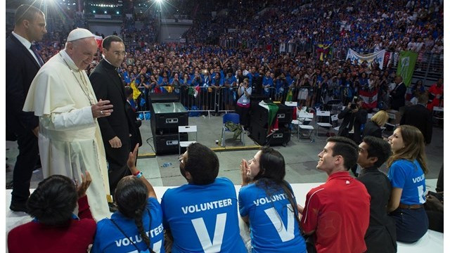 Papež z mladimi (foto: Radio Vatikan)