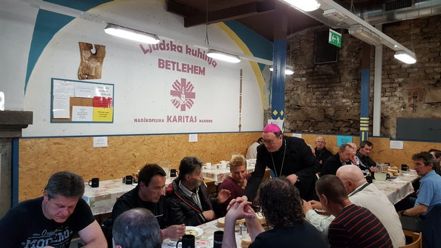 Nadškof Cvikl deli kosila v Ljudski kuhinji (foto: Darko Bračun)