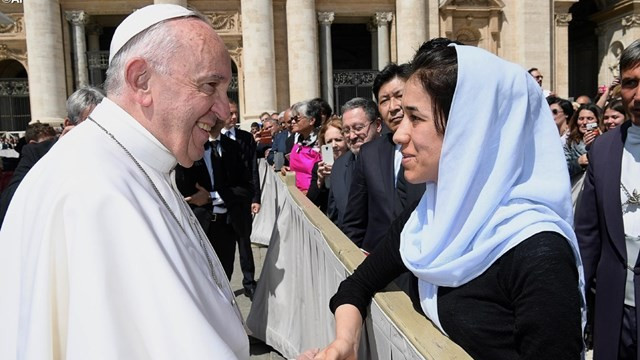 Papež in Nadia Murad Basee Taha (foto: Radio Vatikan)