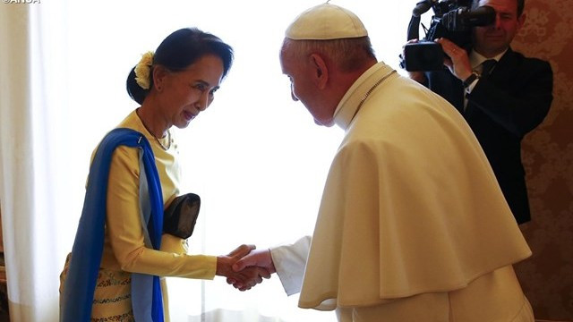 Papež z Aung San Suu Xyi (foto: Radio Vatikan)