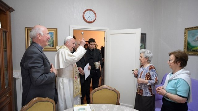 Papež pri družinah v Ostiji (foto: Radio Vatikan)