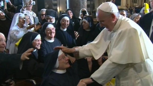 Papež med posvečenimi v Genovi (foto: Radio Vatikan)