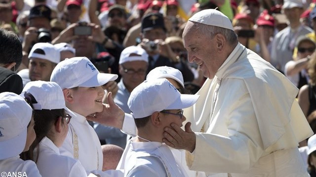 Papež pozdravlja romarje (foto: Radio Vatikan)